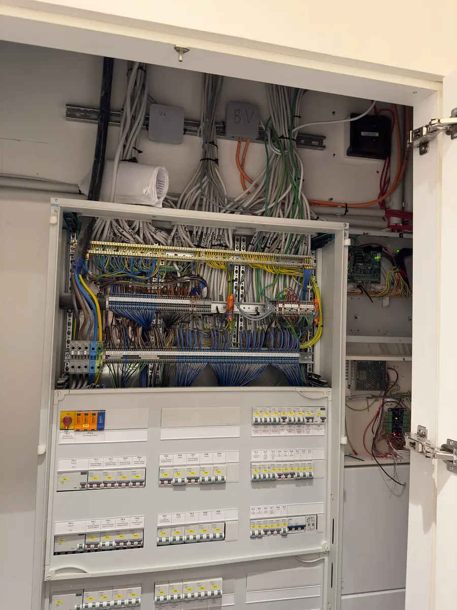 Organised electrical distribution cabinet installation