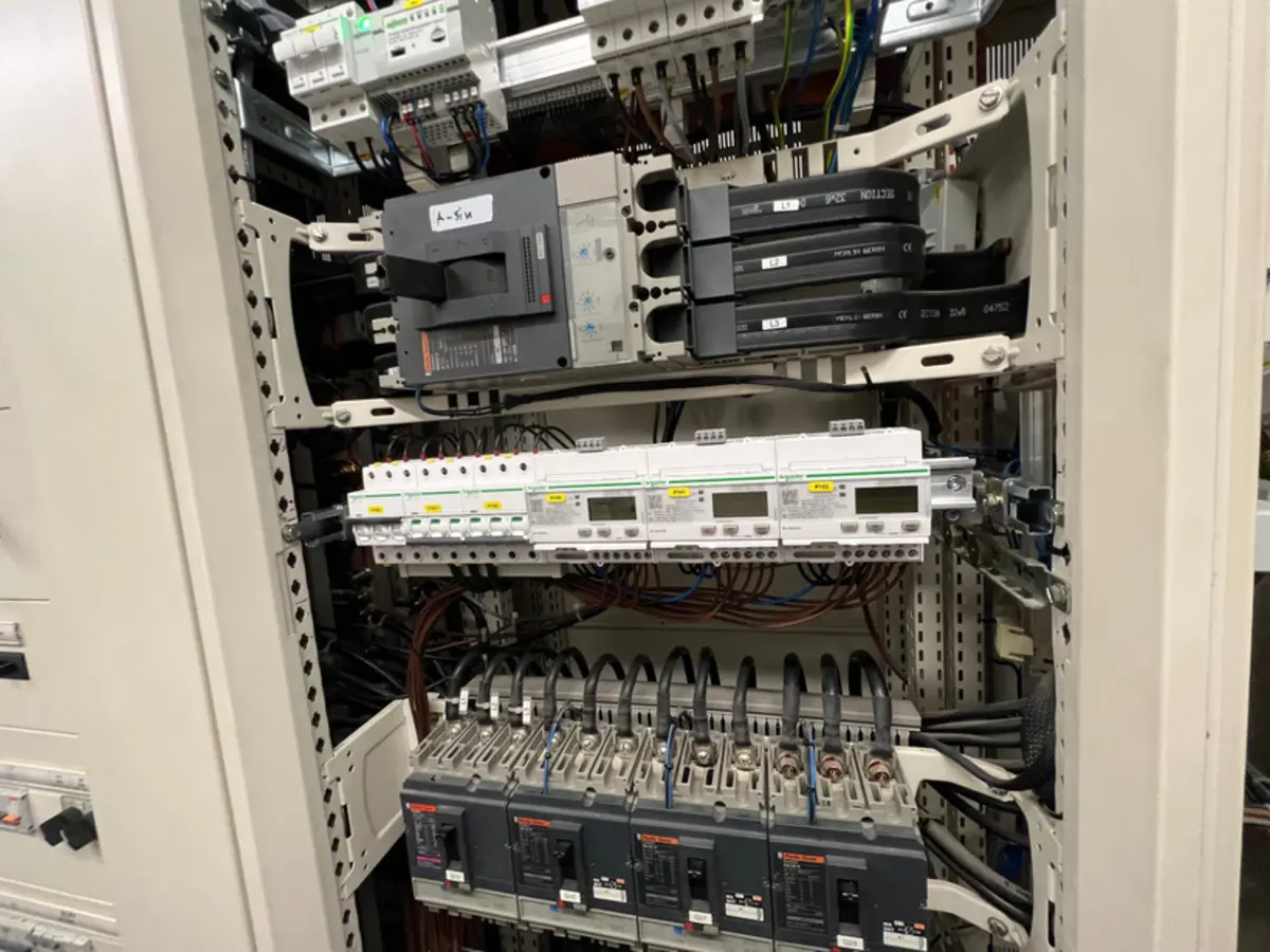 Power distribution and switchgear assembly