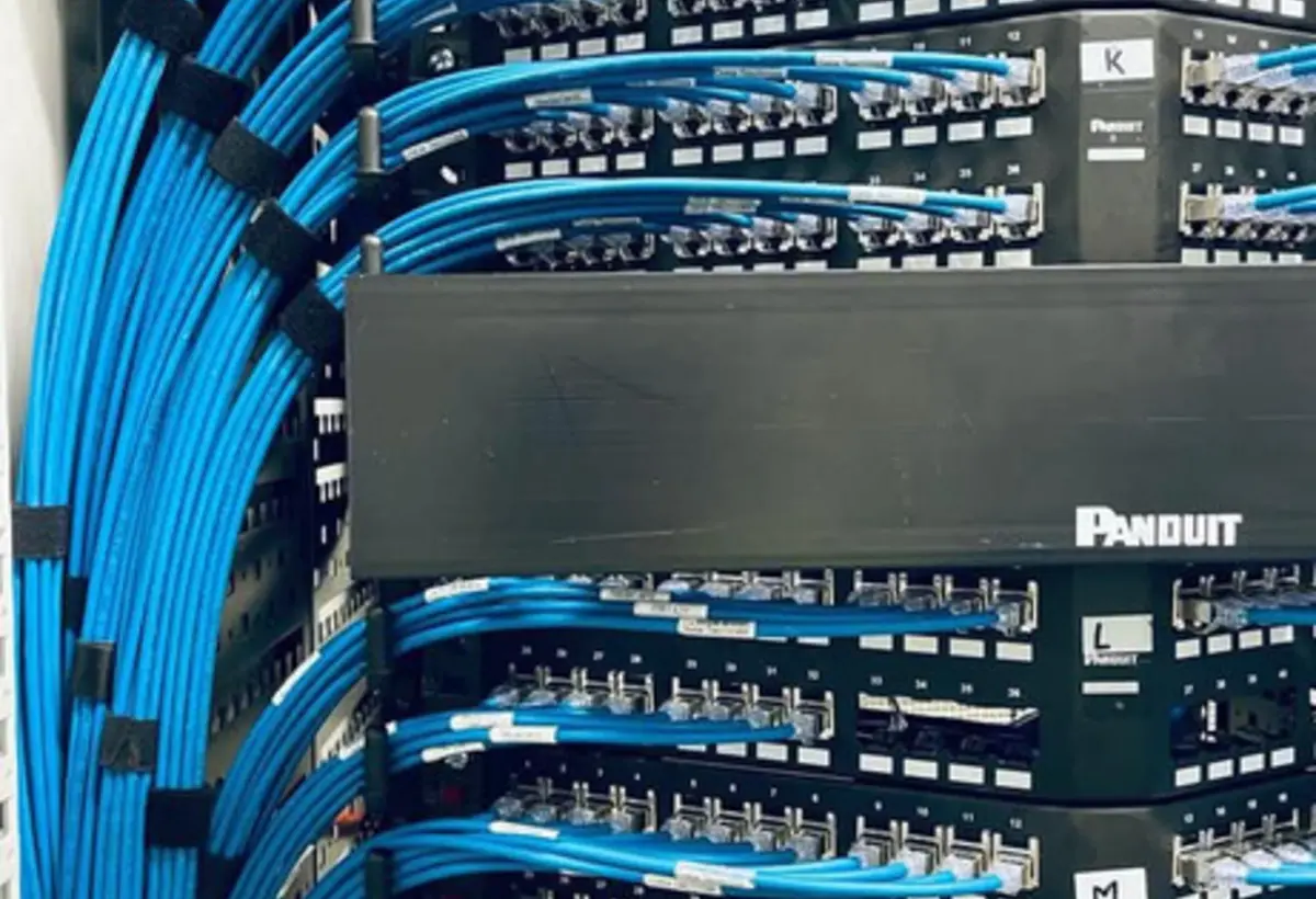 Structured cabling in a network rack