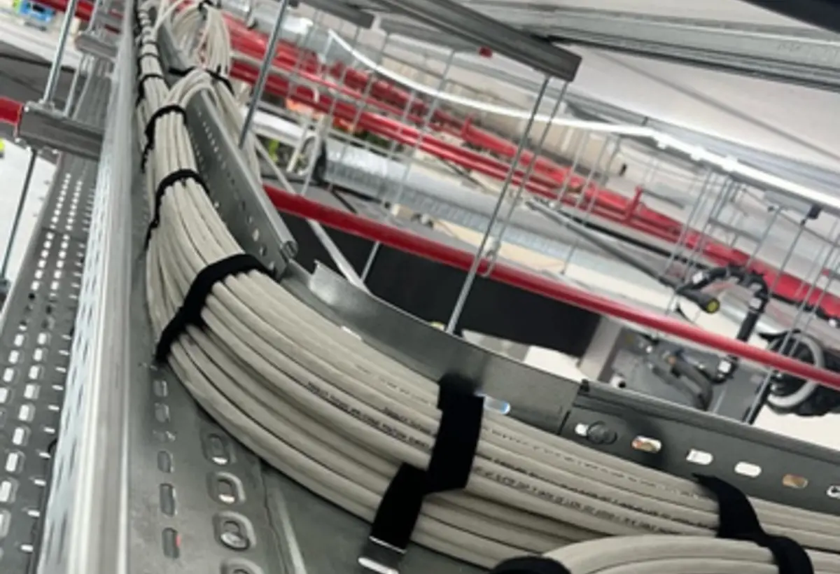Low-current cabling routed in an industrial installation